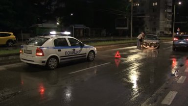 Автомобил се вряза челно в тролейбусен стълб на булевард в Русе (видео)