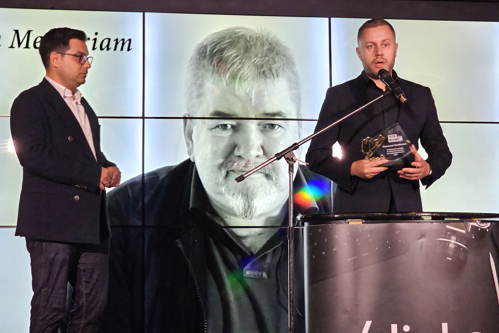 Светослав Иванов от bTV поднесе почетната награда за цялостен принос към журналистиката на Борислав Зюмбюлев, прие я колегата му в „24 часа“ Георги Милков 