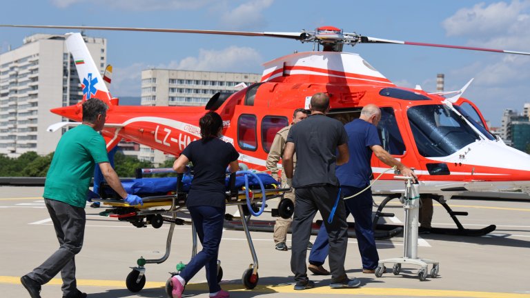 Медицинският хеликоптер изпълни първата си спасителна мисия (снимки)