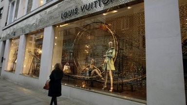Скандал между Louis Vuitton и Румъния: Марката е обвинена, че е копирала модел на традиционно облекло без позволение