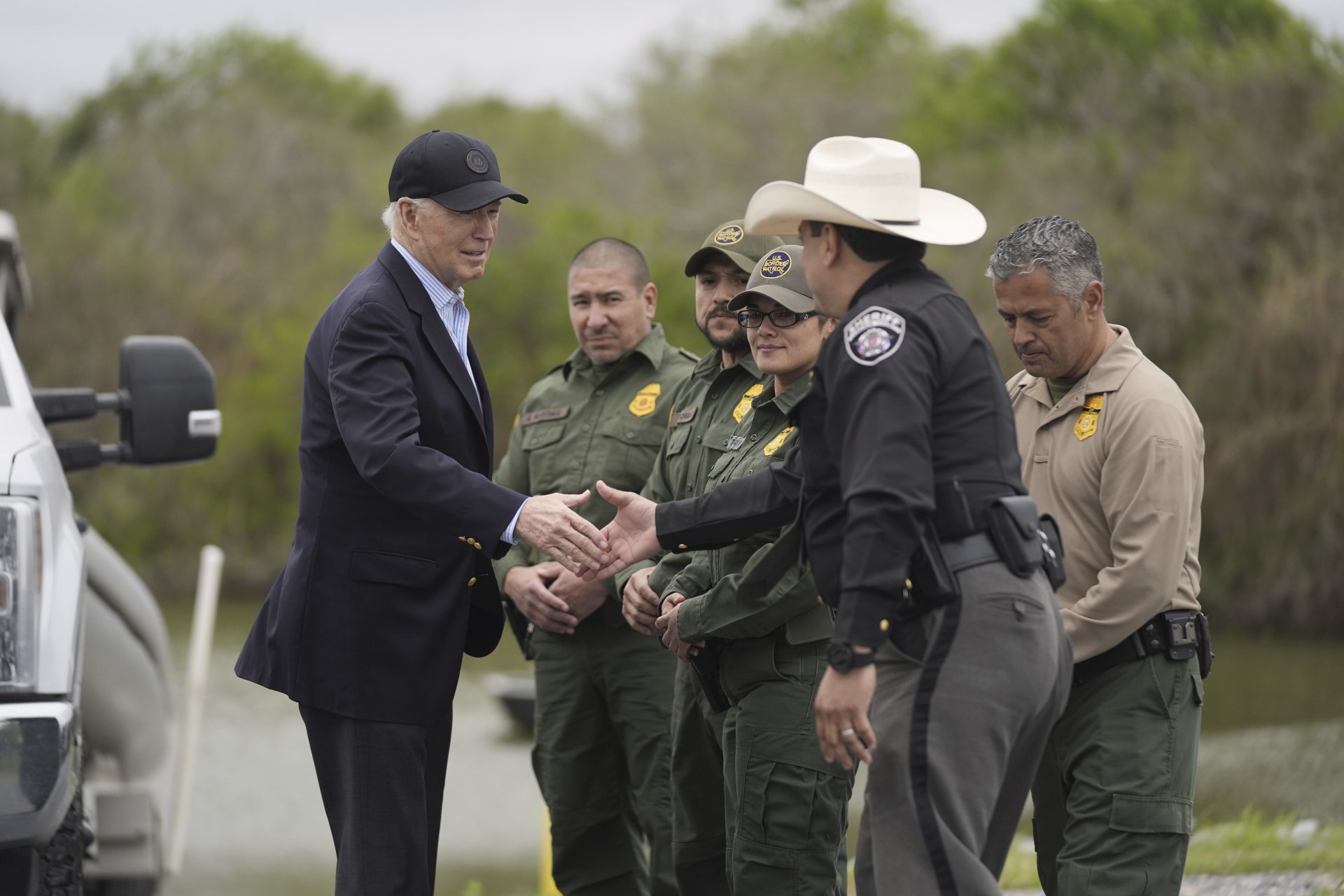 Президентът на САЩ Джо Байдън разговаря с гранични служители и представители на мествите власти в щата Тексас близо до границата с Мексико, 29 февруари 2024 година