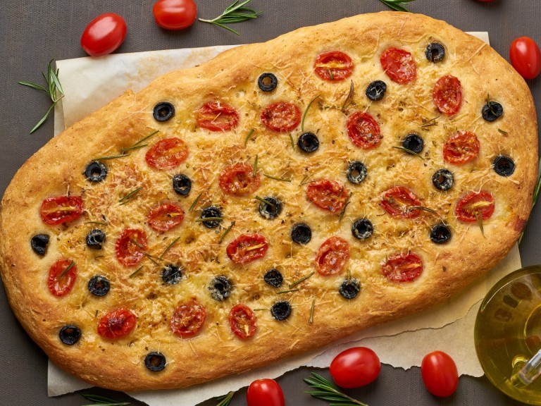 Фокача с маслини, чери домати и сирене