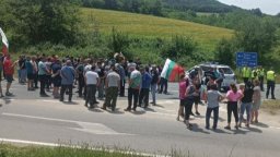 "Няма кой да ни чуе": Стотици животновъди блокираха Подбалканския път