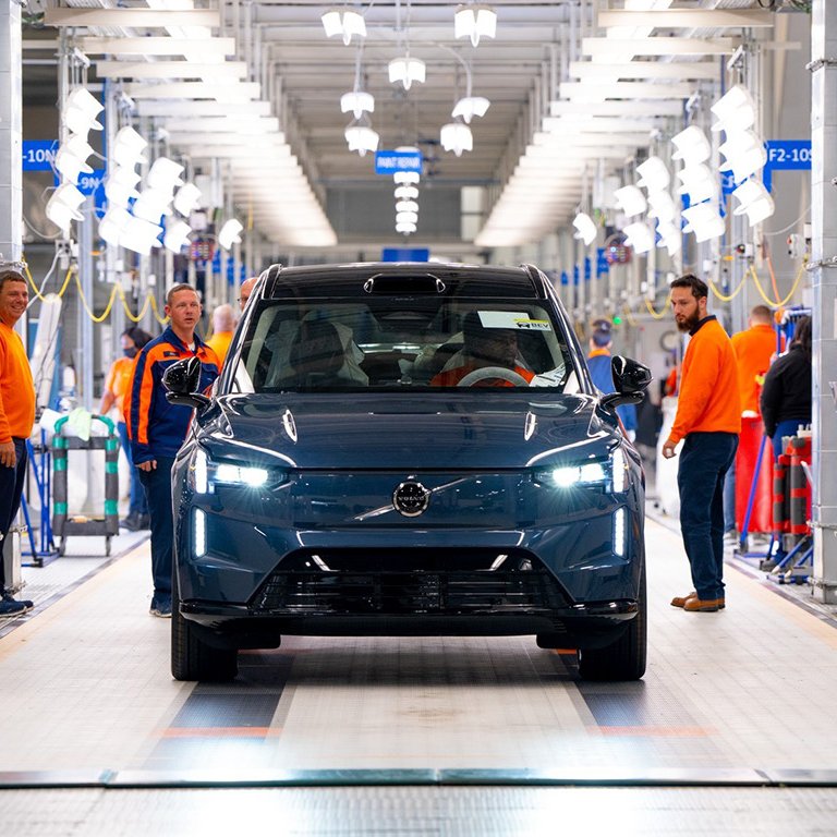 Volvo стартира производството на електрическото EX90 в САЩ