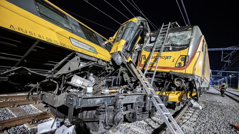 4 жертви и десетки ранени при челен влаков сблъсък в Чехия (видео/снимки)