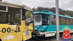 Един загинал и 90 ранени при сблъсък на два трамвая в Русия (видео)