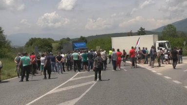 Животновъдите не се отказват: Втори ден блокираха за час Подбалканския път