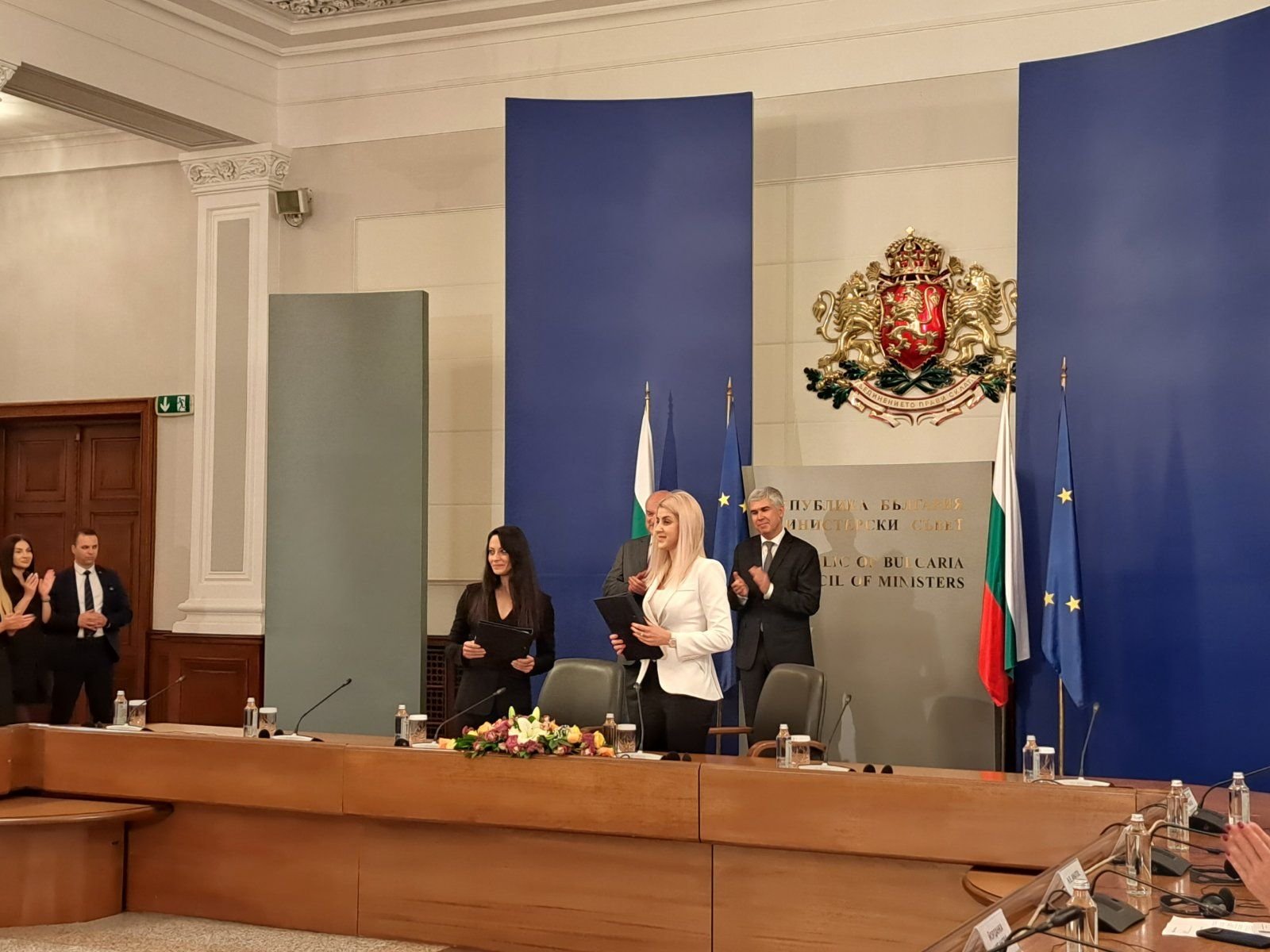 Договора подписаха Зара Кизирян-Калчева, представляващ ДЗЗД "ХИЛ ИНТЕРНЕШЪНАЛ - ГБС 1 и 3" и изпълнителен директор на "ГБС Енерджи Сълюшънс" ЕАД (вляво на снимката), и Надя Стойкова от "Булгартрансгаз"