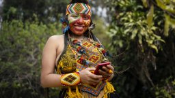 Пристрастени към порното и социалните мрежи: Какво се случи с изолираното племе, което получи интернет за пръв път?