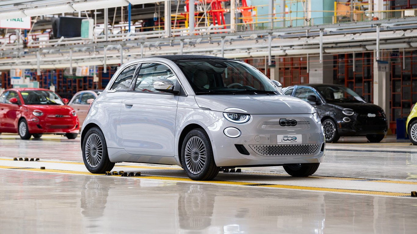 FIAT представи специално издание 500e Mirafiori за Италия