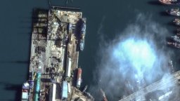 Украйна взриви руския кораб "Сатурн" край Крим (видео)