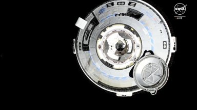 Космическият кораб на Boeing остава скачен с МКС заради течове