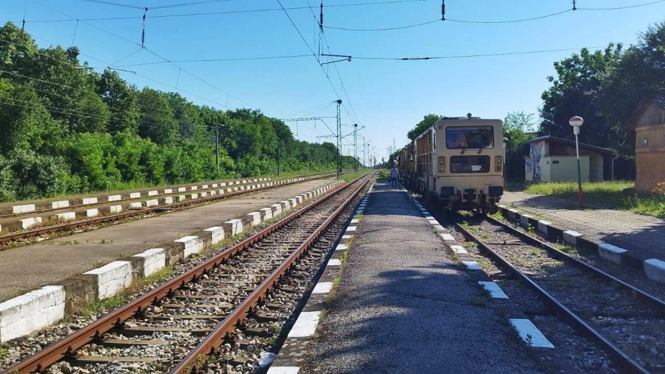 Влак прегази жена, легнала на релсите във Враца