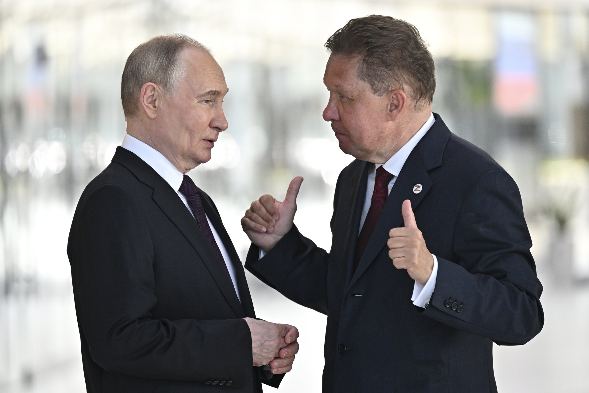 Руският президент Владимир Путин разговаря с председателя на "Газспром" Алексей Милер по време на наскоро провелия се икономически форум в Санкт Петербург