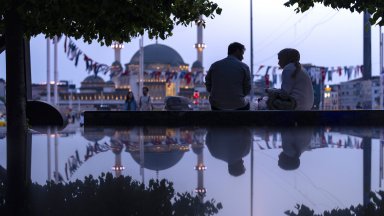 Турското правителство предлага годежни и брачни церемонии между еднополови двойки