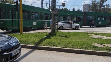 Трамвай излезе от релсите в центъра на София, движението е спряно