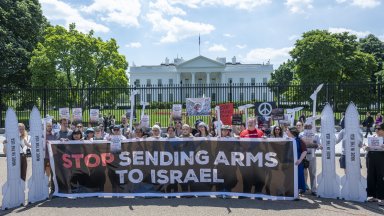 Активисти за край на войната в Газа обграждат Белия дом, поставиха допълнителни заграждения