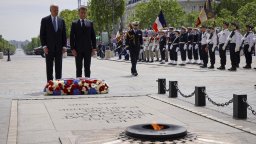 Френският президент посрещна Джо Байдън с всички военни почести при Триумфалната арка