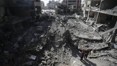 Израел обстрелва бежанския лагер "Нусейрат" , "Хамас" твърди, че са убити заложници 