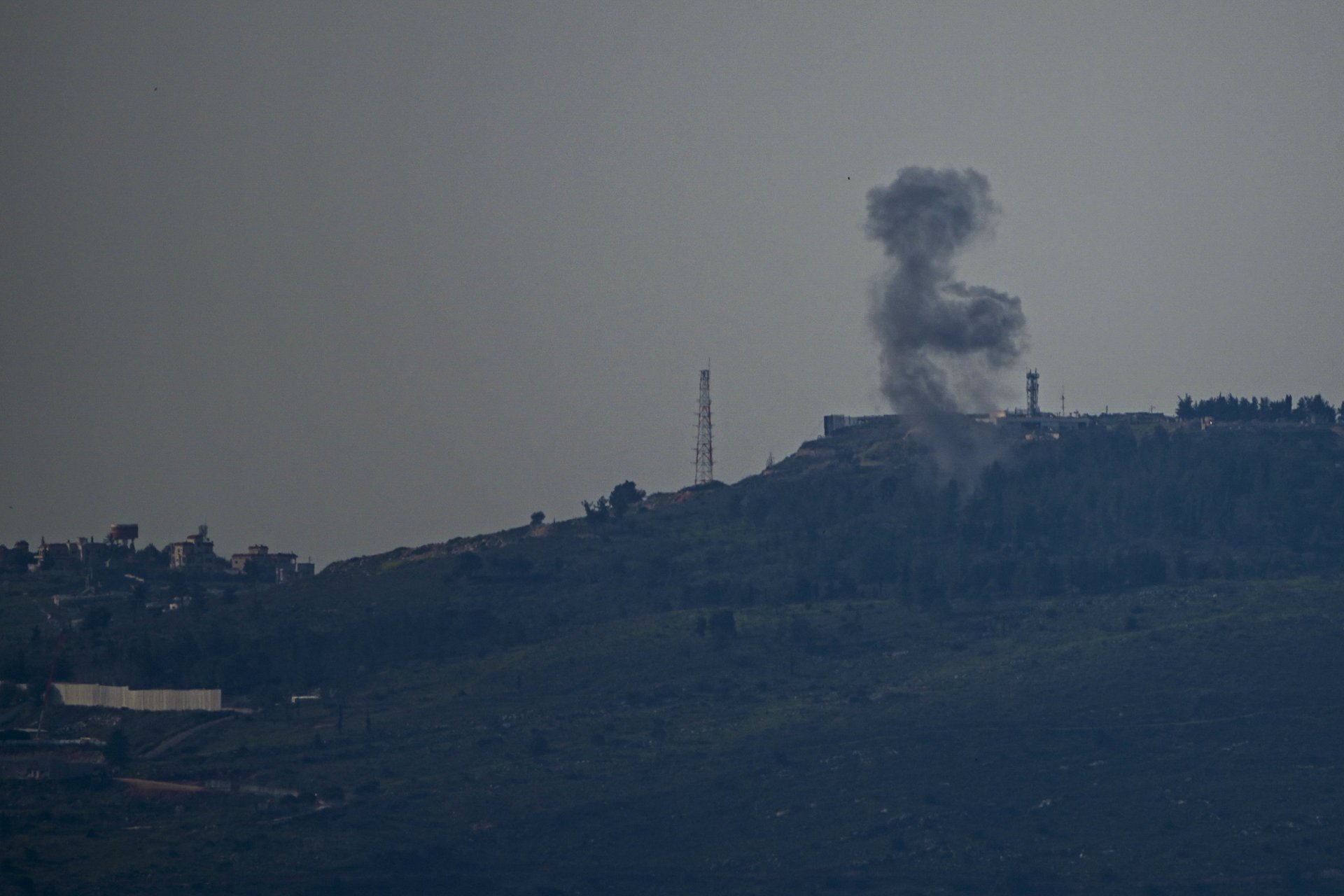 Стълб дим се издига над район в Северен Израел след обстрел от Южен Ливан,27 февруари 2024 г. 