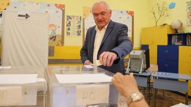 Служебният премиер Главчев гласува машинно (видео)