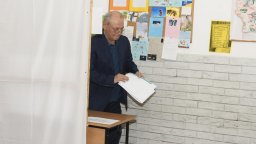 Доган и Пеевски гласуваха с хартиени бюлетини