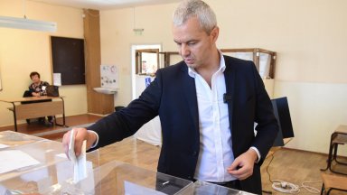 След като гласува, Костадинов заяви, че ще подкрепят кабинет само с мандата на "Възраждане"