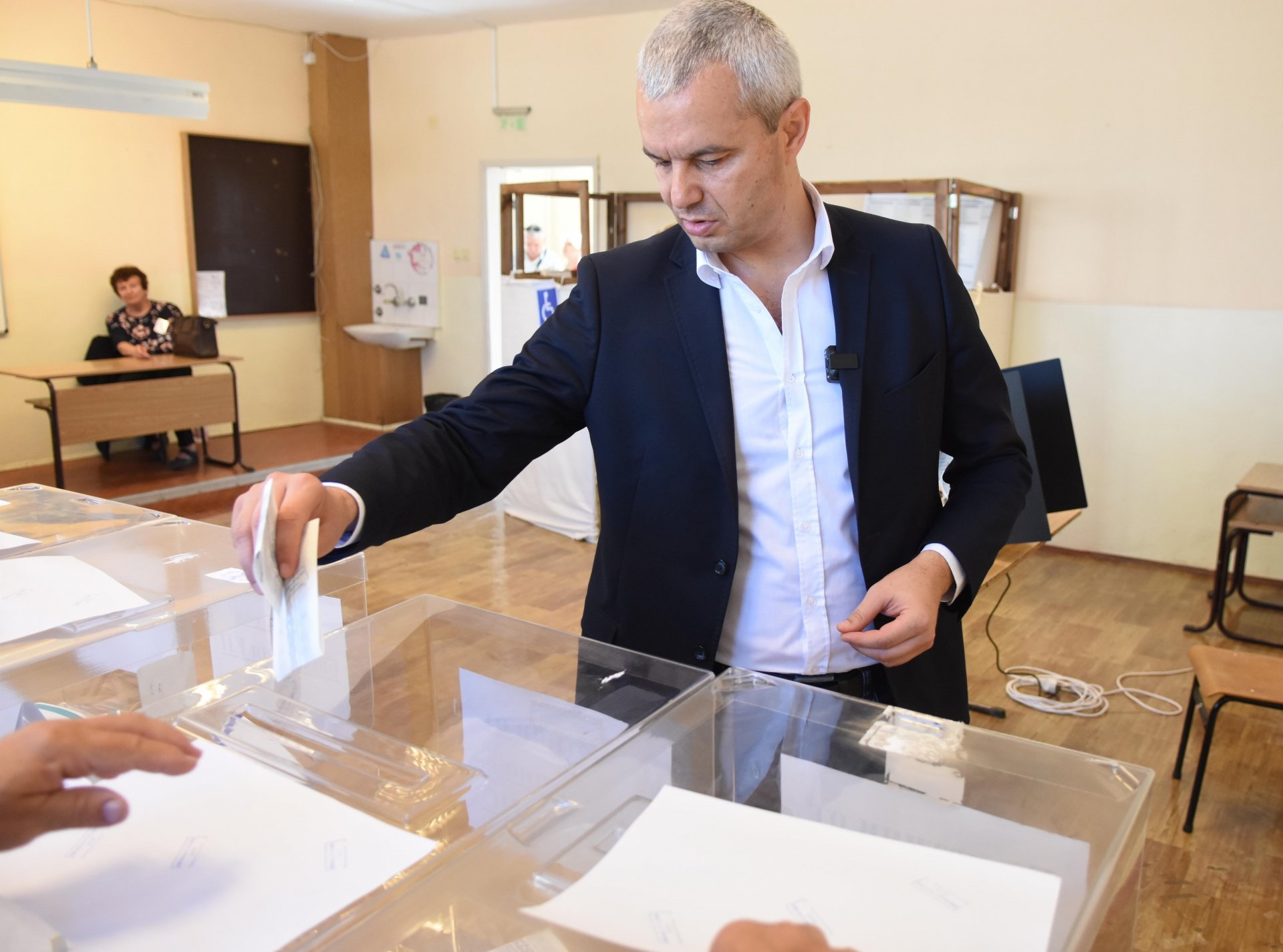  Костадин Костадинов гласува във Варна