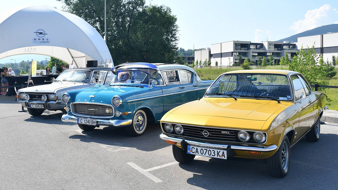 Opel Manta A, Opel Kapitän 2500P De Luxe и Opel Commodore