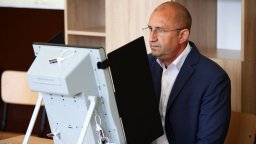 "Тренд": 32.7% за Румен Радев, 5 формации в НС, неяснота за третото място