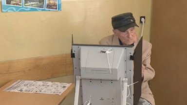  104-годишният Хиньо Коларов гласува машинно във Варна