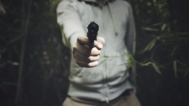 Маскиран и въоръжен с пистолет играчка обра тото пункт в Свищов
