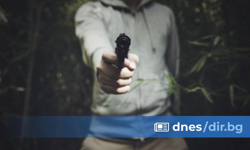 Полицията разследва тежък инцидент от последните минути. Трима души са