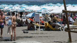 Плажната активност би избирателната в Бургас до обяд (снимки)