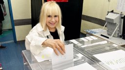 Лили Иванова не пропусна да гласува и на избори "2 в 1", избра хартиена бюлетина