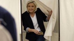 Крайнодясната партия на Марин льо Пен победи убедително центристите на Макрон