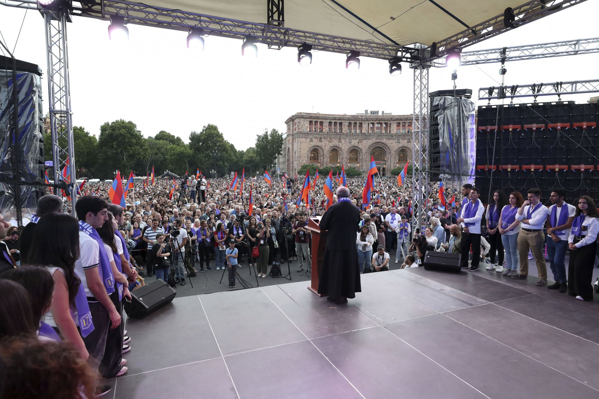 Антиправителствен протест в арменската столица Ереван, воден от архиепископ Баграт Галстанян, 9 юни 2024 г. 