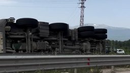 Камион с баластра се обърна на Околовръстния път на София (видео)