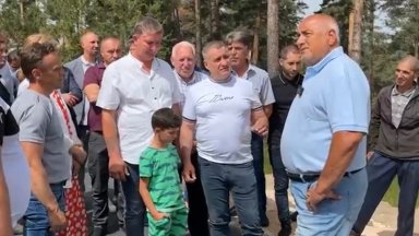 "Г-н премиер, ние те обожаваме": Борисов обеща път до джамия и обясни защо са първи на изборите