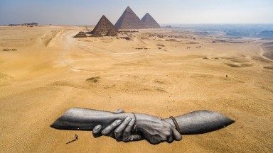 Световноизвестният художник Сайпе нарисува една от удивителните си гигантски картини до пирамидите в Гиза