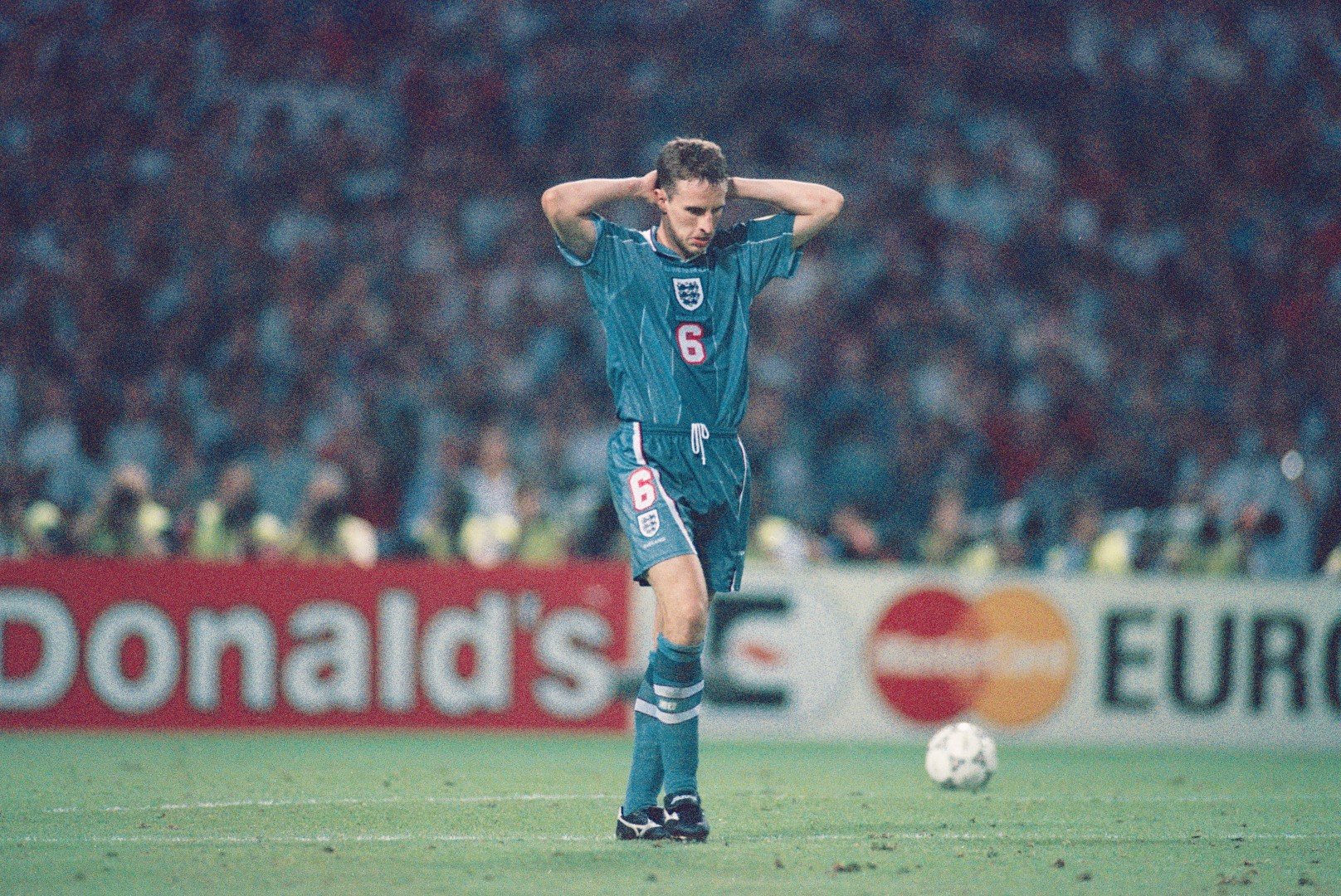 И още един символен момент. Гарет Саутгейт, днес селекционер на Англия, е антигероят с изпусната дузпа, а "трите лъва" отпадат на полуфинал на Евро 1996 срещу Германия. След един от най-зрелищните и драматични мачове, които сме гледали на европейско, старата слабост на англичаните пак ги провали.