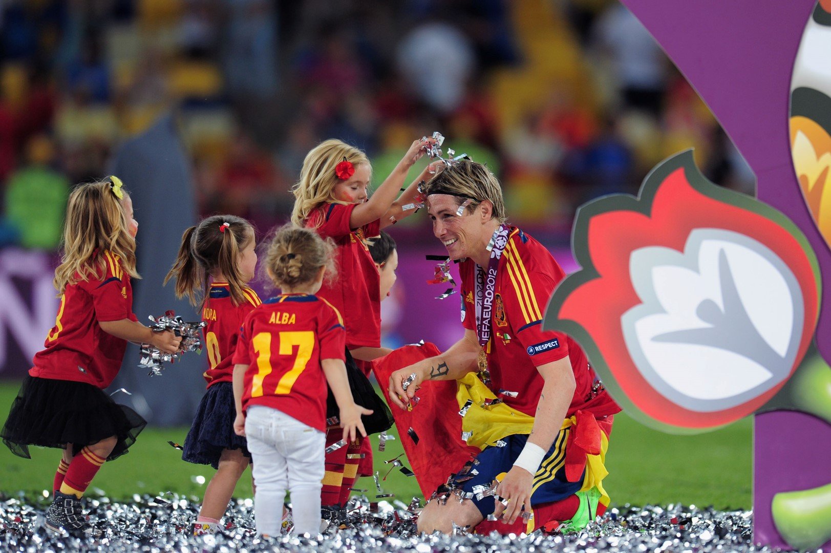 Още на игрището купонът започна след финала на Евро 2012. Фернандо Торес и няколко хлапета - негови и на съотборници, се забавляват след спечелената титла. Неслучайно прякорът му бе Хлапето...