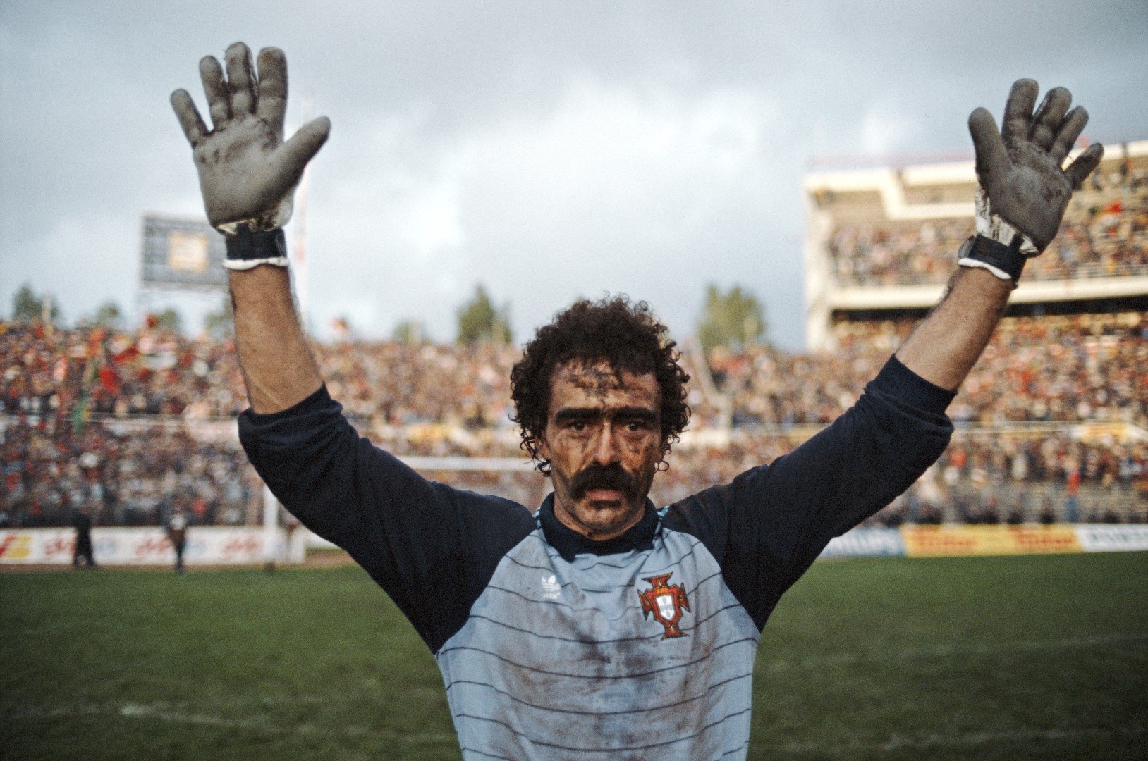 Това е вратарят Бенто - изкалян от главата до петите, но щастлив. Португалският страж направи чудеса от храброст и спря фаворитите от СССР в решаващата квалификация за Евро 1984. Така за първи път страната му стигна финалите на европейско първенство, а Бе