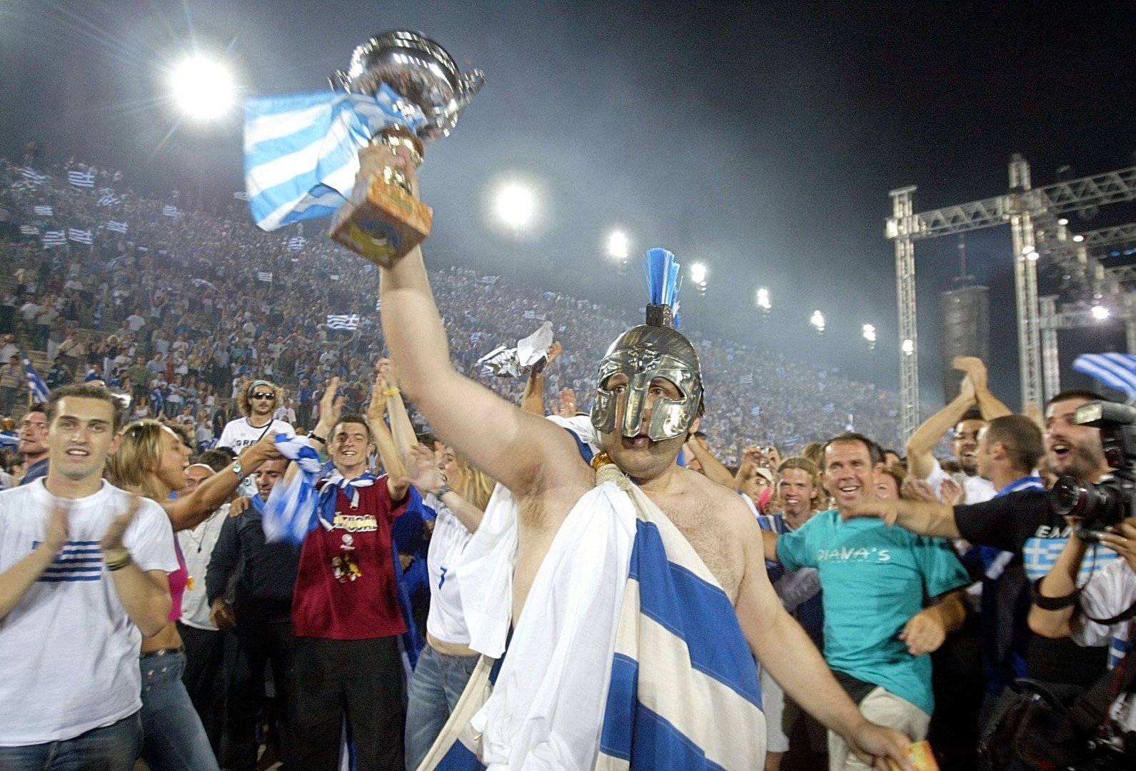 Евро 2004: В същото време в Атина бе карнавал! Гърция стана европейски шампион в още една напълно нелогична и необяснима история на първенствата на континента.