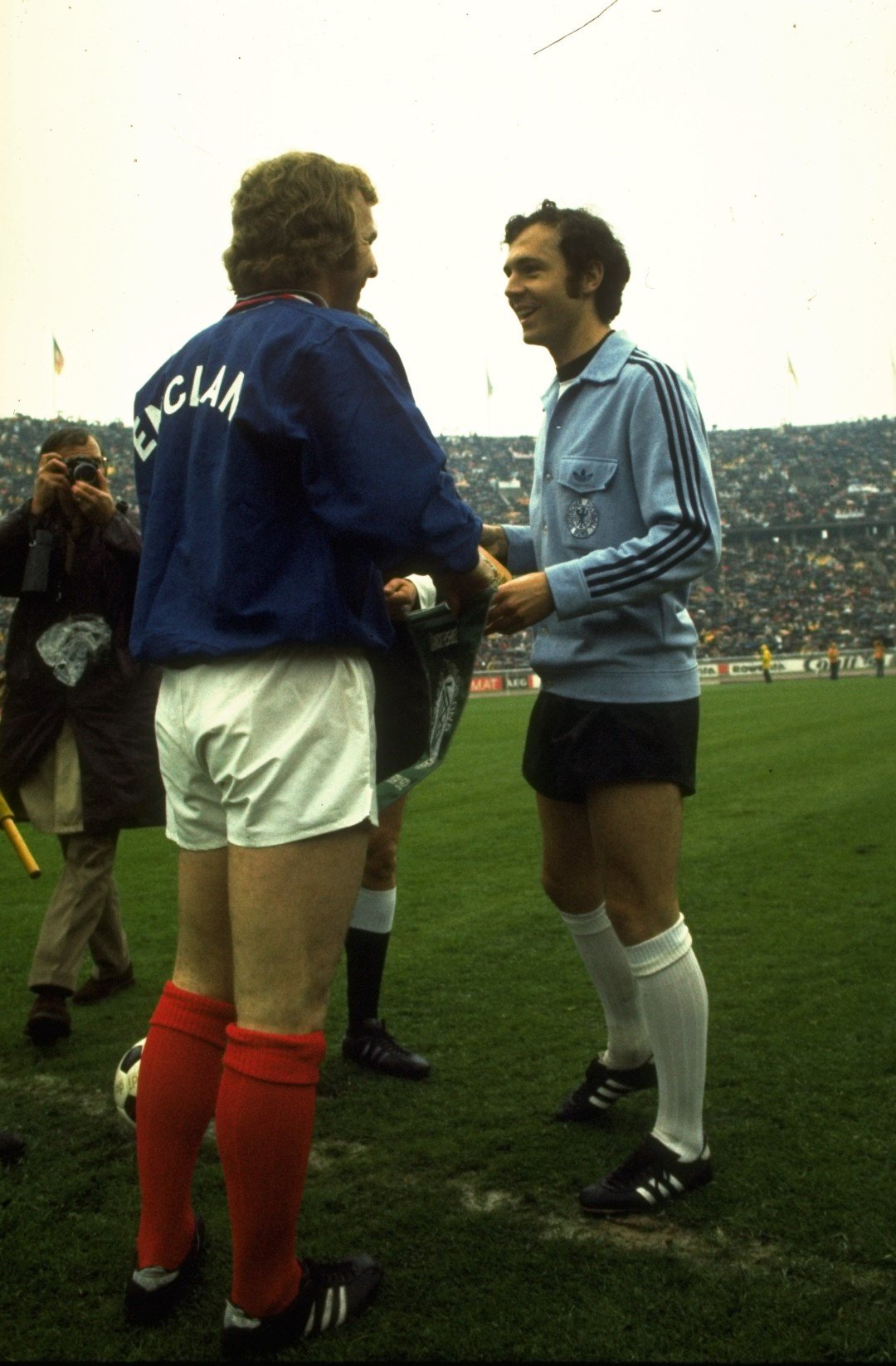 Боби Мур и Франц Бекенбауер - великите капитани на Англия и Западна Германия, преди четвъртфиналния сблъсък за първенството през 1972 г. Бундестима спечели титлата.