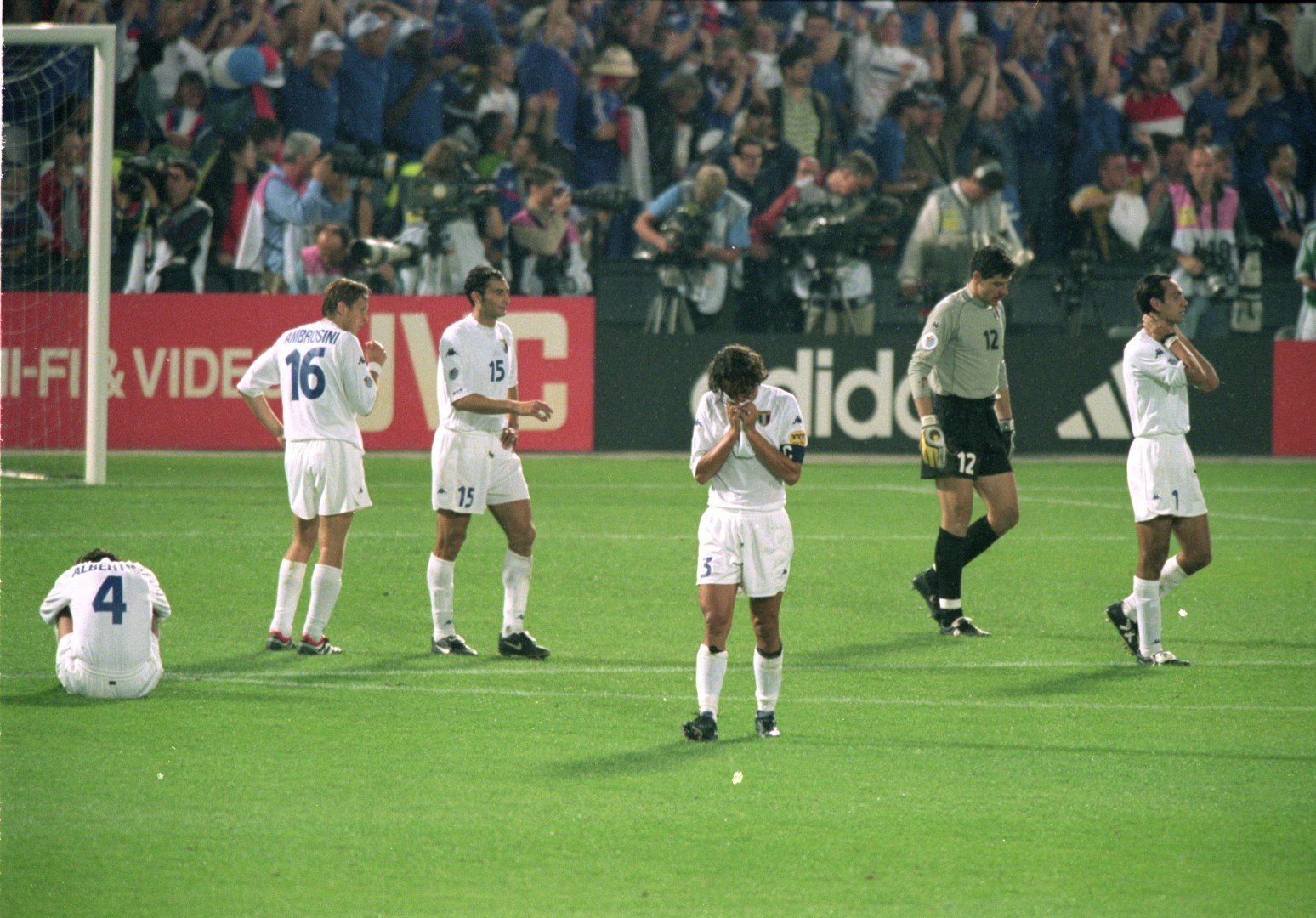 Финал на Евро 2000: Италианците нямат утеха - Давид Трезеге вкара още един златен гол за Франция, с което реши мача. "Адзурите" водеха до добавеното време на редовните 90 минути, когато Вилтор изравни и прати мача в продължения. А там дойде ударът на Трезеге, след който всичко приключи.