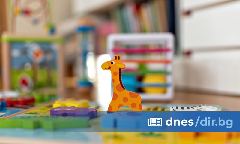 Две деца - момче и момиче, на 4 и 6