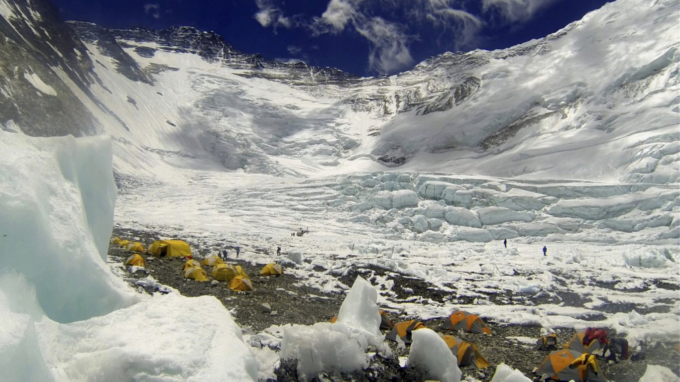 Непалски войници чистиха Еверест, свалиха 4 тела на алпинисти и 11 тона боклук