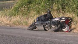 Моторист загина на място на изхода на Русе, след като го удари румънски автобус 