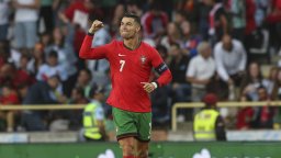 Неостаряващият Роналдо обори критиците и поведе Португалия към Европейското с два гола